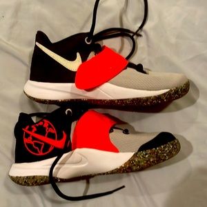 Nike Childrens flytrap basketball shoes